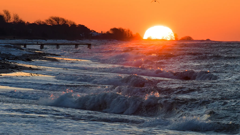 Waves coming in to shore with a sun setting. Image from Trelleborgs municipality. Credit: Niclas Ingvarsson